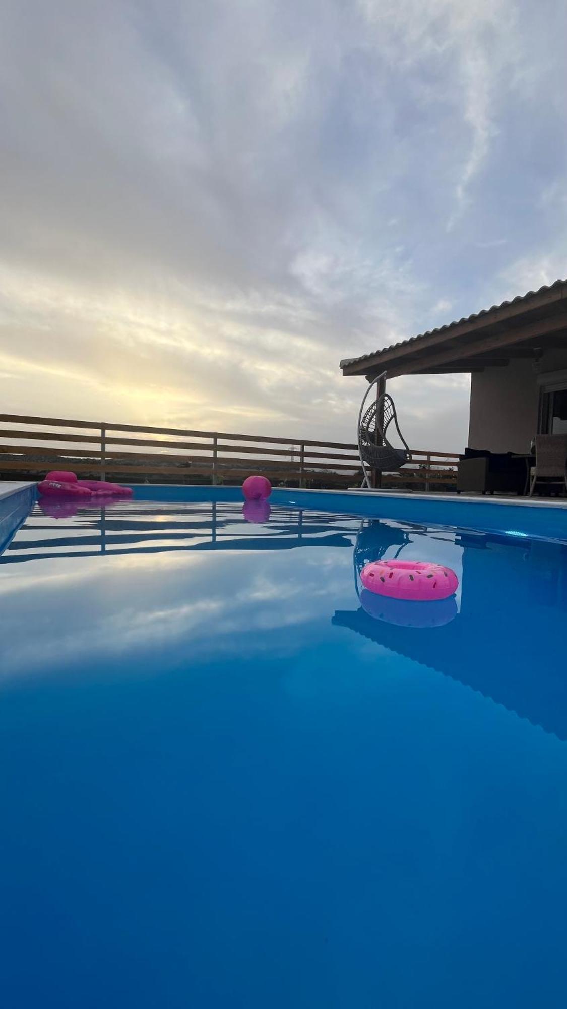 Relaxing Pool House In Lagonisi 1 *